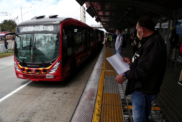 Aliste el bolsillo: $150 subirá el pasaje de TransMilenio y SITP No se ha acabado el 2021 y ya tenemos el primer guayabo de año nuevo, pues el Distrito confirmó que el servicio de transporte subirá $150 a partir del 11 de enero. Así las cosas, quienes vayan a tomar el servicio de TransMilenio deberá pagar por pasaje $2.650, mientras que el valor para los buses azules será de $2.450.