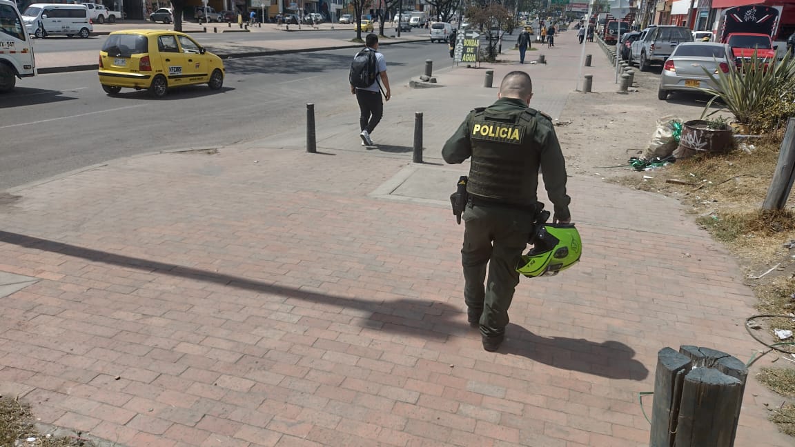 Encuentran cuerpo de mujer acuchillada bajo puente en Bosa Unas botas negras que sobresalían de un tiradero de basura en un caño fueron las que llamaron la atención de varios ciudadanos, al acercarse observaron a una delgada mujer que yacía bocabajo debajo de un puente vehicular en el sector de Clarelandia, en el límite de Bosa. Eso, la cabellera oscura y la inercia de la joven, dieron a pensar lo peor en horas de la noche del domingo.