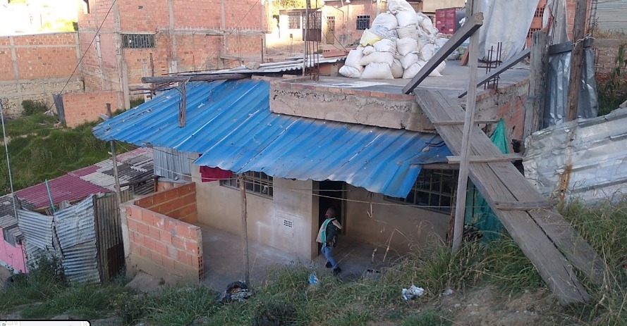 Matan de un tiro en plena vía pública a joven en Ciudad Bolívar En Ciudad Bolívar se dio un asesinato en plena vía pública. Las arenosas calles de la invasión conocida como Recuerdo Bajo fueron escenario del crimen de un joven de aproximadamente 25 años de edad, cuya sangre tiñó la polvorienta zona.