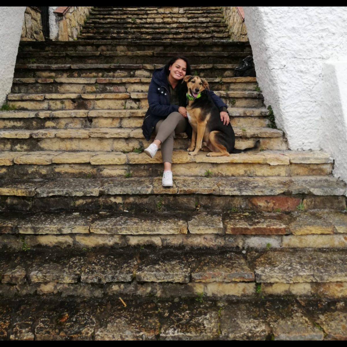 ¡Ayude a encontrarla! Buscan a Paola por las calles de Bogotá En medio de la angustia y la zozobra que les genera no tener noticias de María Paola Navarro Cortés, sus familiares hablaron con Q’HUBO y reconstruyeron los últimos pasos que dio la mujer de 31 años antes de desaparecer.