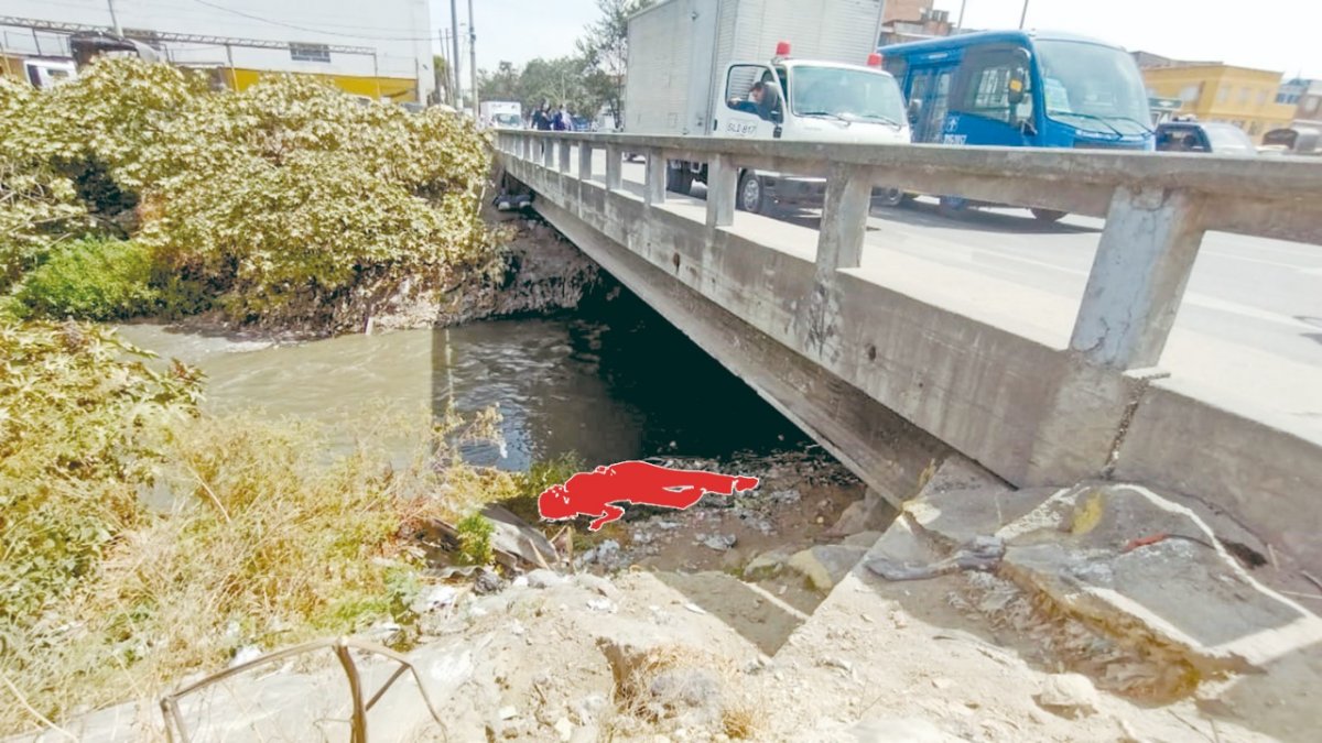 Encuentran cuerpo de mujer acuchillada bajo puente en Bosa Unas botas negras que sobresalían de un tiradero de basura en un caño fueron las que llamaron la atención de varios ciudadanos, al acercarse observaron a una delgada mujer que yacía bocabajo debajo de un puente vehicular en el sector de Clarelandia, en el límite de Bosa. Eso, la cabellera oscura y la inercia de la joven, dieron a pensar lo peor en horas de la noche del domingo.