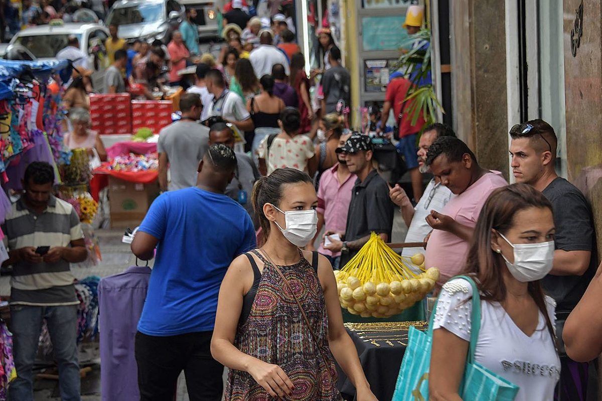 Más de 5,4 millones de colombianos trabajaron en la informalidad en 2021 En 2021, más de 5,4 millones de personas trabajaron en la informalidad, por lo que no contaron con beneficios como los de seguridad social, ni pagos obligatorios a salud y pensiones.