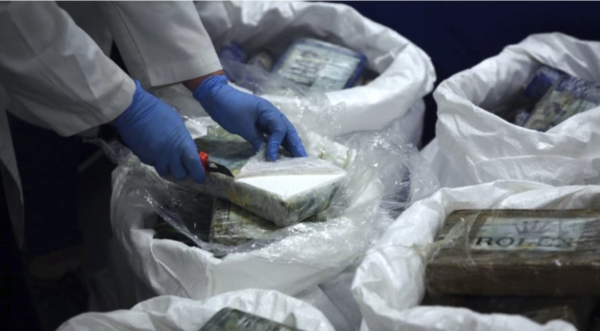 "Narco-broker" revela ruta de cocaína desde Colombia y Ecuador Un "narco-broker" y un operador de portacontenedores que admitieron haber conspirado para traficar toneladas de cocaína a Estados Unidos fueron condenados esta semana en un tribunal federal en Nueva Orleans, tras una larga investigación que reveló la ruta de la droga desde Colombia y Ecuador.