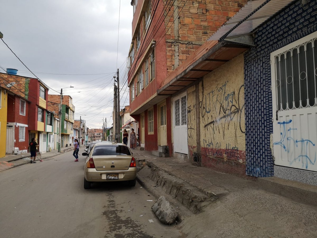 A tiros mataron a don Alberto en Soacha Sentado en un andén frente a un conjunto residencial se encontraba Alberto Castro Soachoque, de 40 años de edad, segundos antes de que extraños matones se le abalanzaran a bala con las frías intenciones de quitarle la vida.