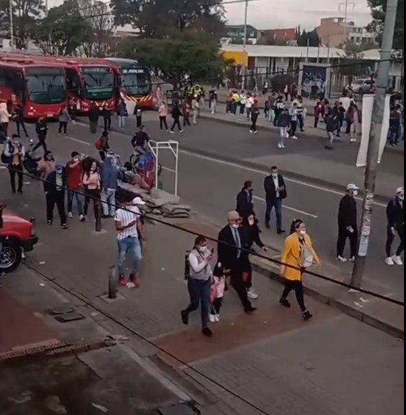 ¡Ojo! cierran estaciones de TM por manifestaciones En el momento se registran manifestaciones en la Avenida Caracas con 30 sur en ambos sentidos, por lo que TransMilenio anuncio a través de su cuenta de Twitter que se inician retornos de la flota troncal,  ya que el paso está bloqueado para vehículos particulares y del carril del sistema de transporte.