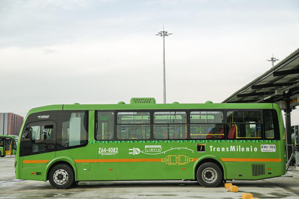 Entran en circulación 172 buses 100% eléctricos en Bogotá En la mañana de este lunes, la alcaldía de Bogotá y TransMilenio entregaron 172 nuevos buses 100% eléctricos que harán parte del componente zonal en las localidades de Fontibón, Suba, Chapinero y Rafael Uribe.