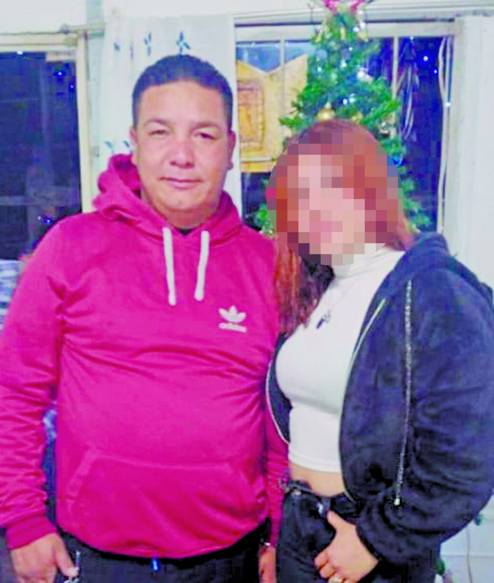 Asesinan de dos tiros a taxista en el barrio Manuela Beltrán Desgonzado contra la cabrilla del taxi que llevaba apenas un par de horas conduciendo, con la cara mirando hacia el costado derecho dejando ver los dos orificios de las balas en su cabeza y con los ojos cerrados, se observaba por la ventana del puesto del conductor, la tarde de ayer, el cuerpo de Manuel Ignacio Romero Peña.