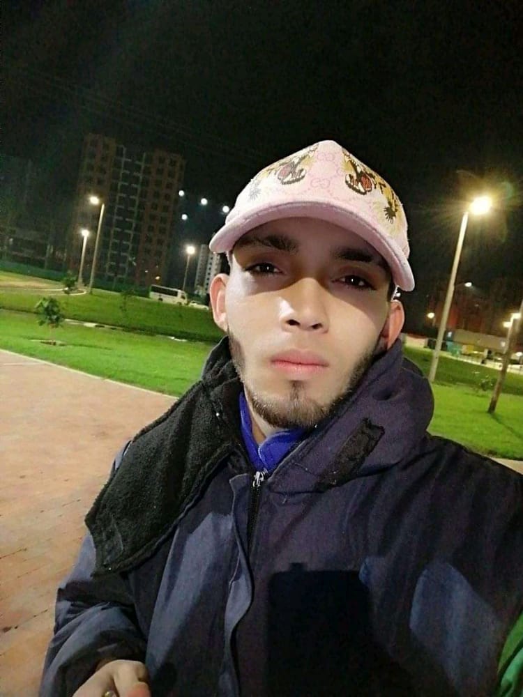 Joan apareció apuñalado en la vía Un extraño y desolador crimen tiene a la comunidad ‘madrileña’, en Cundinamarca, afligida. La noche de este viernes un joven de apenas 23 años de edad, fue encontrado muerto en el sector conocido como El Corzo, en la vía que de Madrid se dirige a Facatativá.