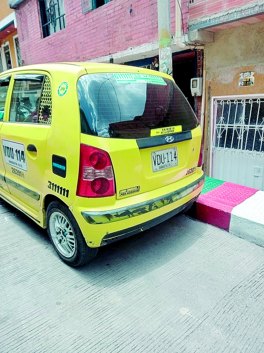 Asesinan de dos tiros a taxista en el barrio Manuela Beltrán Desgonzado contra la cabrilla del taxi que llevaba apenas un par de horas conduciendo, con la cara mirando hacia el costado derecho dejando ver los dos orificios de las balas en su cabeza y con los ojos cerrados, se observaba por la ventana del puesto del conductor, la tarde de ayer, el cuerpo de Manuel Ignacio Romero Peña.