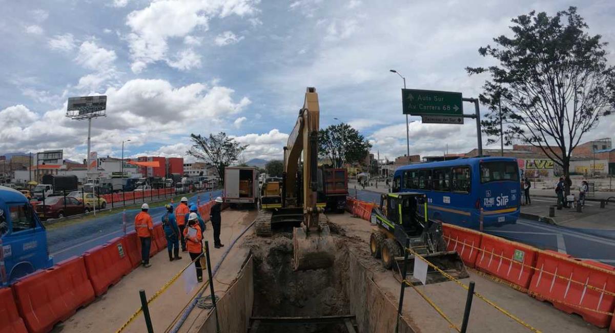 ¡Ojo! Conozca los cierres de la Av. Primero de Mayo y sus vías alternas La Secretaría de Movilidad hizo público el nuevo cierre que se presentará sobre la Av. Primero de Mayo, donde se realizará el traslado de redes, sistemas subterráneo del Acueducto y traslado de conductos de alcantarillado, esto con el fin de adelantar las obras pertenecientes a la primera línea del Metro.