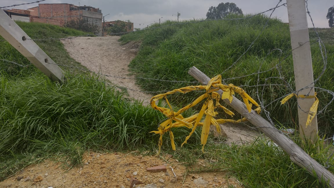 Baleado en potrero de Bosa San Bernardino El frío cortante helaba las piernas descubiertas de un muchacho que yacía tendido sobre el pastizal de un potrero, pero este no lo sentía. A su alrededor un grupo de ‘empijamados’ de criminalística iluminaban con sus linternas cada parte de su cuerpo, tratando de identificar las heridas que poco antes le habían causado la muerte estrepitosa.