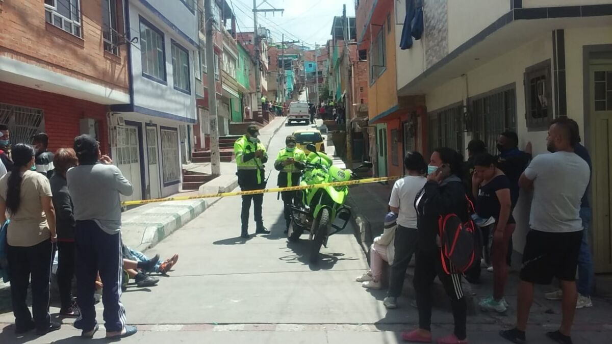 Asesinan de dos tiros a taxista en el barrio Manuela Beltrán Desgonzado contra la cabrilla del taxi que llevaba apenas un par de horas conduciendo, con la cara mirando hacia el costado derecho dejando ver los dos orificios de las balas en su cabeza y con los ojos cerrados, se observaba por la ventana del puesto del conductor, la tarde de ayer, el cuerpo de Manuel Ignacio Romero Peña.