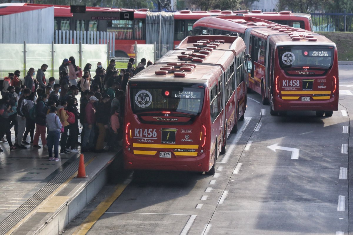 9 personas capturadas por hurto en TransMilenio La Policía Metropolitana de Bogotá, junto a la Fiscalía General de la Nación, anunciaron la captura de 9 personas que habrían participado en el hurto a usuarios que se movilizaban por TransMilenio.