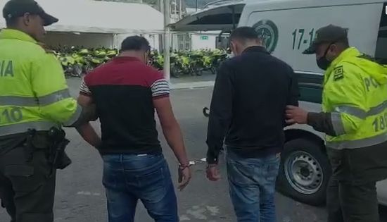 Capturan a pillos que estaban robando en un local comercial de Usaquén Dos pillos fueron sorprendidos robando un local comercial en el barrio Cedritos, en la localidad de Usaquén, donde con armas estaban intimidando a los empleados y clientes para despojarlos del dinero y sus pertenencias.