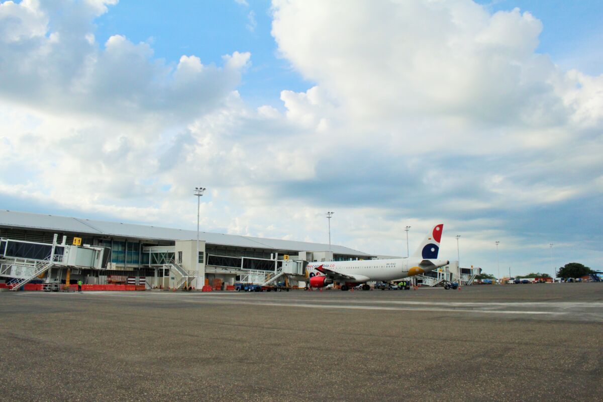 570.000 viajeros en aeropuertos desde el Martes Santo El balance de los usuarios del transporte aéreo en el país desde el martes hasta este Viernes Santo da cuenta de que más de medio millón de personas han hecho uso de estos servicios, según las proyecciones de la Aeronáutica Civil de Colombia (Aerocivil).