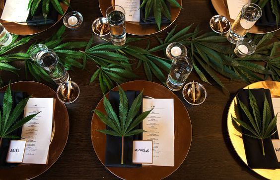 Detienen a novia que le puso marihuana a la comida de su boda Una mujer de Florida, en el sureste de Estados Unidos, acabó entre rejas tras decidir mezclar marihuana con la comida servida durante su banquete de bodas en febrero, informaron medios locales este jueves. 