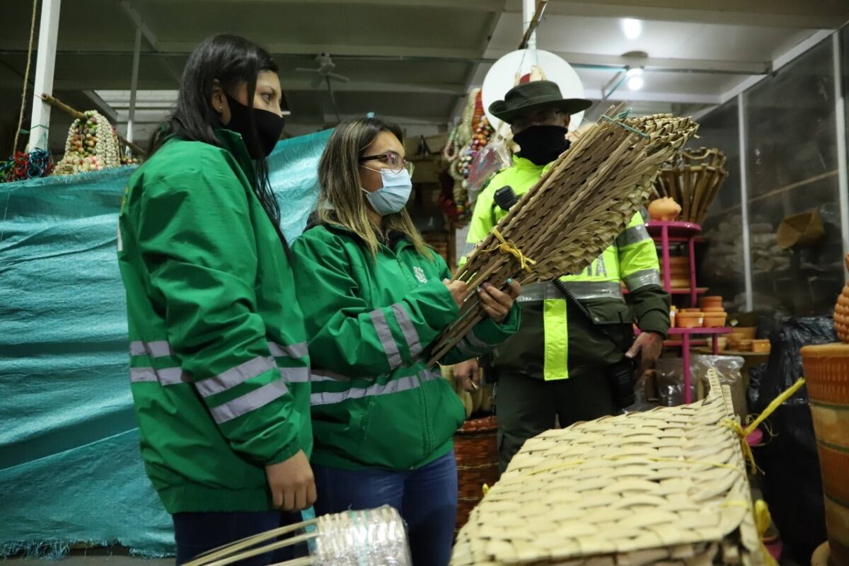 Policía incauta 211 ramos de palma de cera en plaza de Paloquemao, en Bogotá La Secretaría de Ambiente, en conjunto con la Policía Ambiental y Ecológica, incautaron en las últimas horas 211 ramos elaborados con la palma de cera en la plaza de mercado de Paloquemado, una de las más tradicionales en la ciudad de Bogotá.