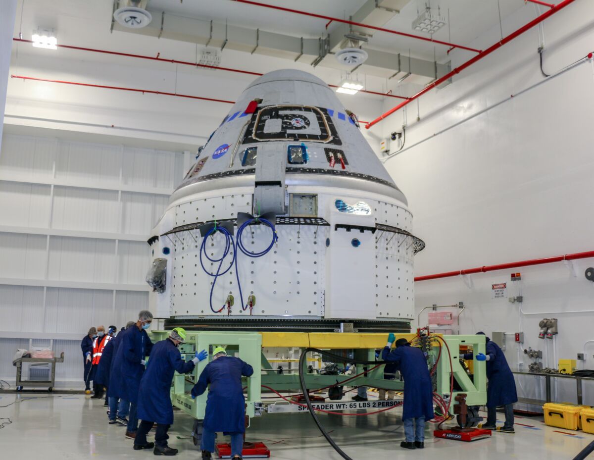 Valeria Espinosa, de Turbaco a la NASA Tiene 15 años y desde que le dieron la noticia de que iba a la Nasa (Houston, Texas) no deja de sonreír. “Mi mamá enseguida lo publicó en Facebook, me comenzaron a llamar mis amigas, mi familia... de todas partes. Ella se siente muy orgullosa porque no creía que alguno de sus hijos iba a hacer ese tipo de viajes, hacer esto que estoy haciendo”, dice Valeria Espinosa Zabaleta. Ella estudia en la Institución Educativa la Buena Esperanza de Turbaco y su paso por la institución la sigue moldeando como líder.