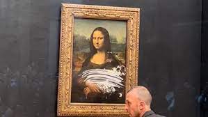 Hombre disfrazado de mujer y en silla de ruedas lanzó pastel a la 'Mona Lisa' Un hombre que iba disfrazado de mujer, con peluca y en silla de ruedas ha lanzado un pastel contra el retrato de 'La Gioconda' de Leonardo da Vinci expuesta en el Museo del Louvre de París. La pintura estaba protegida por un cristal, por lo que no ha sufrido daños.