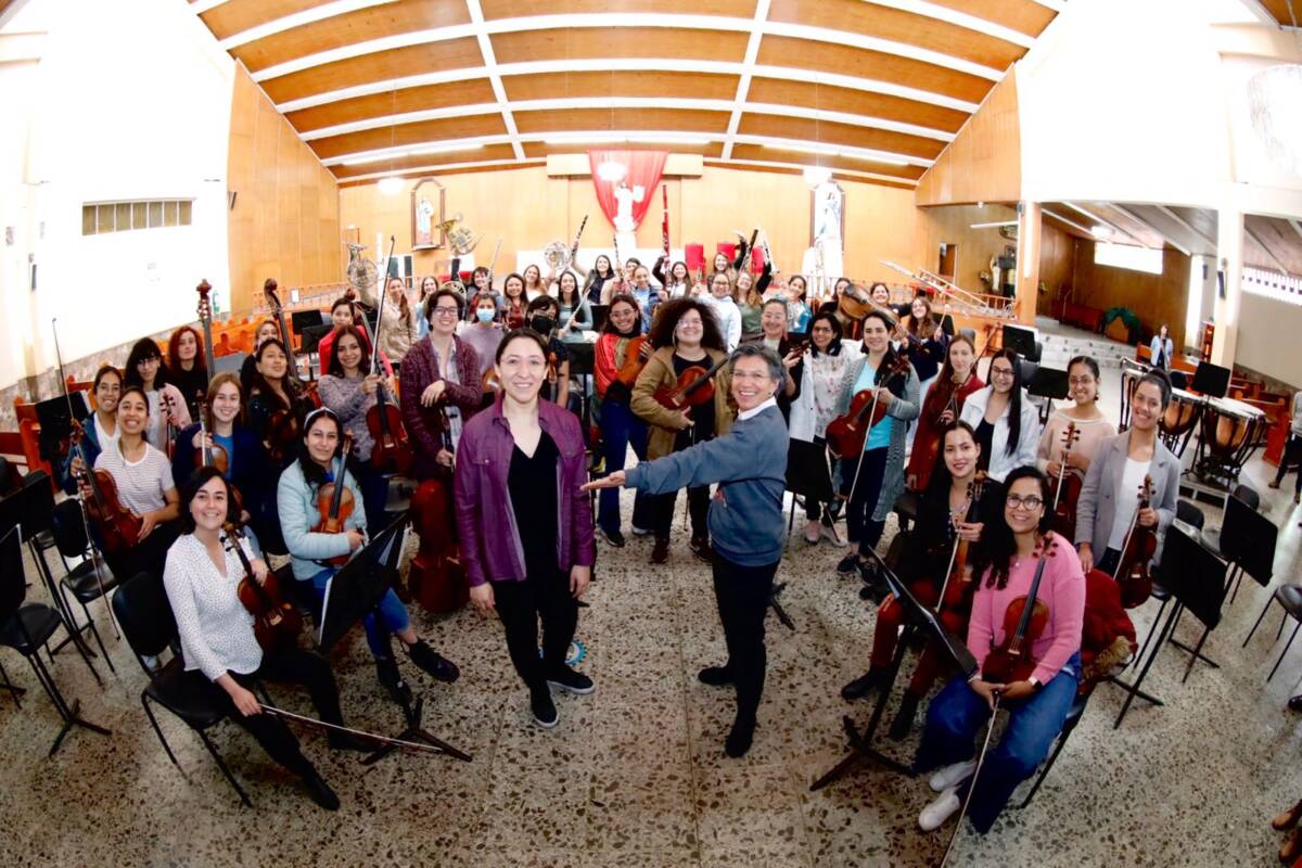 Así ensaya la Orquesta Filarmónica de Mujeres de Bogotá Con una calurosa visita de la alcaldesa Claudia López y la consolidación de una orquesta independiente, la Orquesta Filarmónica de Mujeres, bajo la dirección de la maestra Paola Ávila, comenzó sus ensayos para deleitar musicalmente a la capital del país.