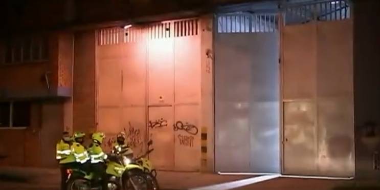 Ocho pillos intentaron saquear una bodega de lácteos en Puente Aranda En la localidad de Puente Aranda, una banda de ladrones intentaron saquear una bodega de lácteos en las horas de la madrugada de este jueves ubicada en el barrio Gorgonzola, pero gracias a la oportuna reacción de la ciudadanía, la policía pudo frustrar el hurto. 