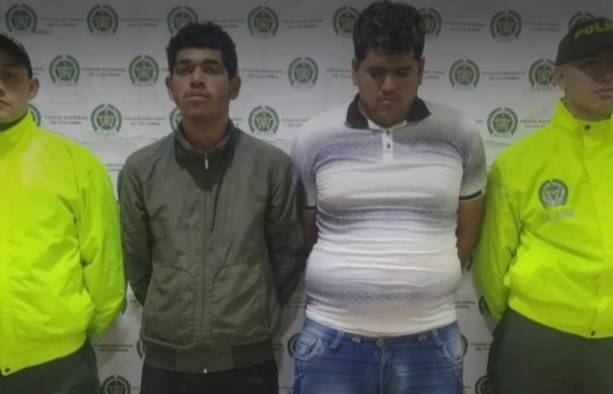 Capturan en Bogotá a criminal señalado de cometer 46 homicidios En la localidad de Kennedy, cerca de Corabsatos, en el barrio María Paz, fueron capturados dos peligrosos criminales. Se trata de Alfredo Brito, alias ‘Alfredito’, y Víctor Salazar, alias ‘el Capi’.