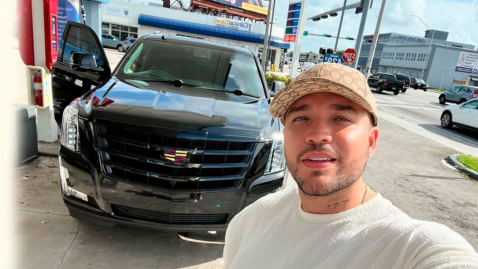 Jessi Uribe chicaneó camioneta de casi $ 500 millones Muy emocionado se dejó ver Jessi Uribe estrenando carro en Miami. El cantante le recordó a sus seguidores que los sueños se cumplen.