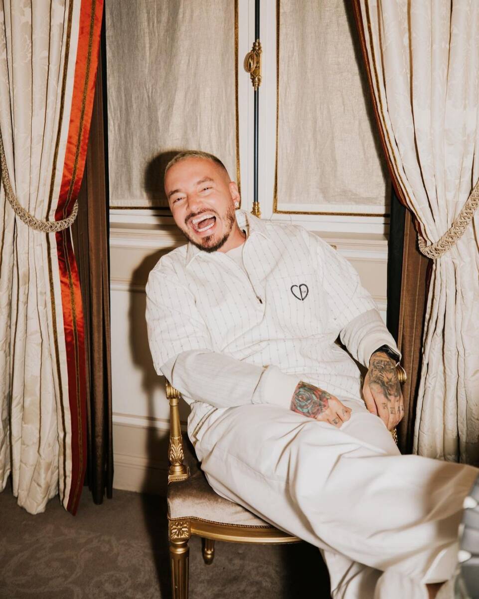 J Balvin sufrió fuerte caída y tuvieron que enyesarlo El cantante colombiano de música urbana, J Balvin, sufrió una fuerte caída y se golpeó el brazo por lo que tuvieron que enyesarlo.