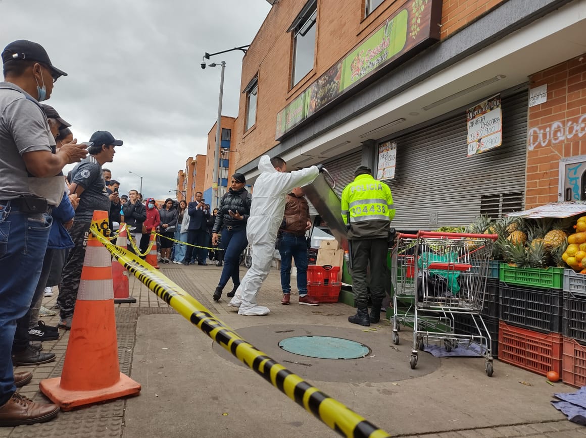 Asesinan a pareja en un fruver de Suba Un sujeto de chaqueta blanca y pantalón café fue visto pasando muy campante al lado de un puesto de aguacates, guardándose tranquilamente el revólver -todavía caliente- que acababa de usar contra una pareja de adultos mayores que estaba haciendo sus compras para el almuerzo del sábado en un fruver.