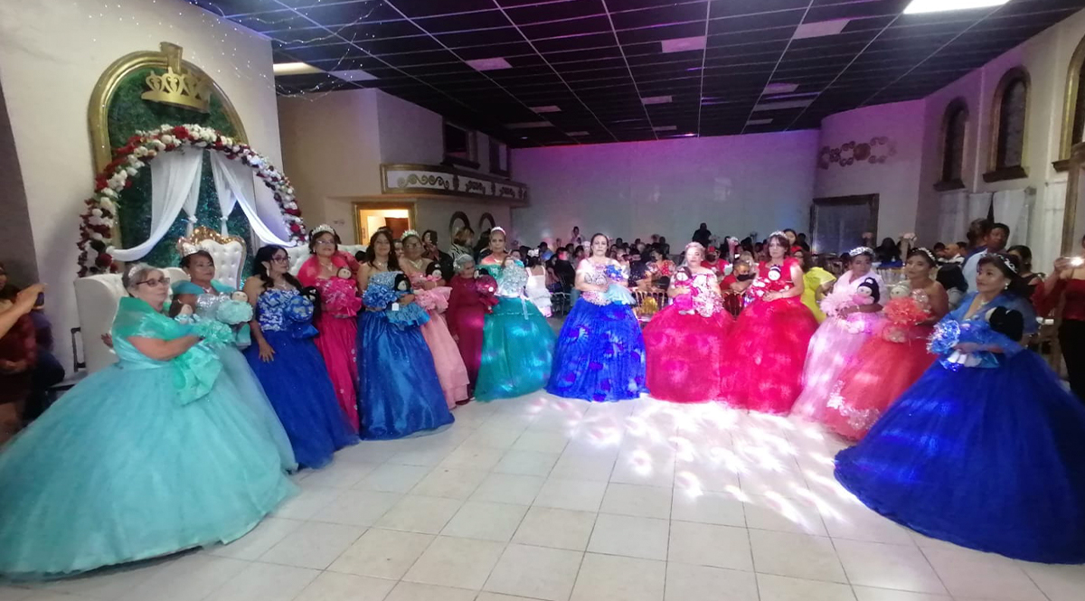 La increíble fiesta de 15 para 14 abuelitas La fiesta de 15 años es una celebración típica en muchos países. Se hace para conmemorar el paso de niña a mujer, pero muchas veces no todas las jovencitas tienen la posibilidad de hacer una fiesta.