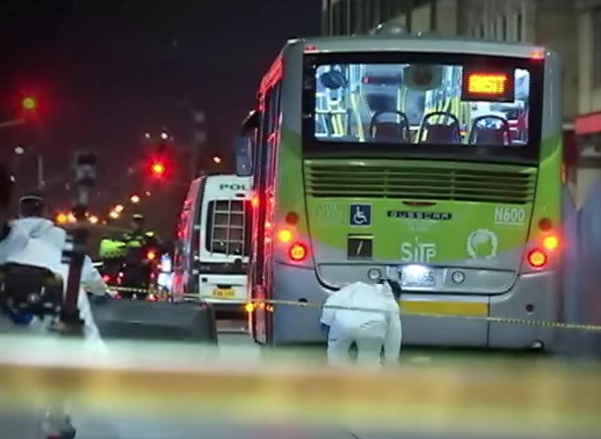 Falleció peatón arrollado por un bus de TM en San Victorino En horas de la noche de ayer un peatón falleció tras haber sido arrollado por un bus de TransMilenio en la troncal de la carrera 10.