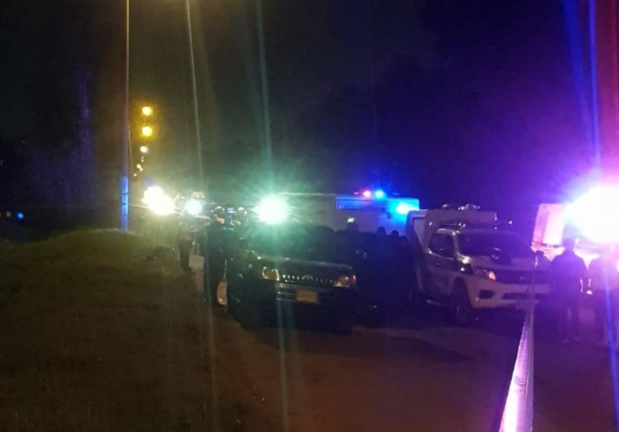 Masacre en Bogotá: cuatro muertos dentro de una camioneta en la Autonorte En horas de la noche de ayer las autoridades hicieron un macabro hallazgo cuando fueron alertadas por la comunidad sobre una camioneta estacionada en la Autopista Norte con Calle 223. Cuando los uniformados se dirigieron a verificar la información, encontraron al interior del vehículo los cuerpos sin vida de tres hombres y una mujer.