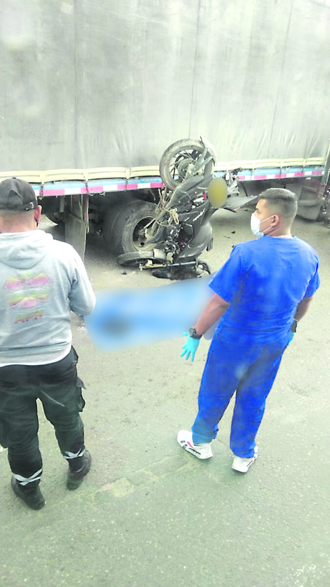 Motero falleció por el mal estado de la av. Cali con 13 “No sabemos si hubo alguna imprudencia, pero sí les puedo decir que esa Avenida Ciudad de Cali es la más fea, mal diseñada y peligrosa vía de la ciudad. Qué horror esos huecos sin señalización y puentes mal diseñados. La avenida la cierran en sitios absurdos y hasta he visto gente caerse sola en las noches por ese pésimo trazado”, fue el comentario que hizo un internauta a propósito del anuncio de la Secretaría de Tránsito y Transporte que daba cuenta de un fatal accidente, ocurrido el pasado viernes en la intersección de la Calle 13 con Av Ciudad de Cali.