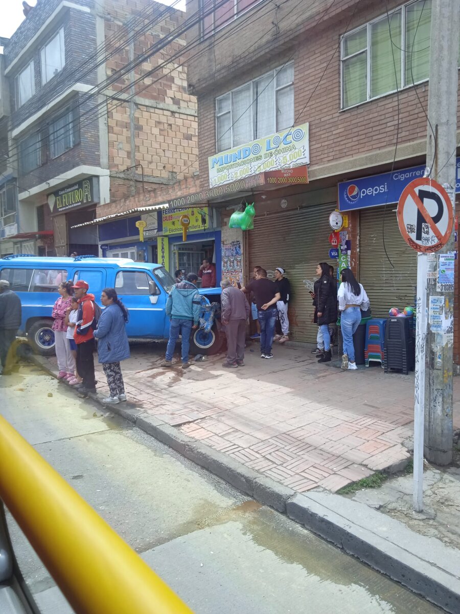 Vehículo sin frenos provocó fatal accidente en Usme A esta hora se registró un grave accidente en el sector de Yomasa, localidad de Usme, en el que una camioneta de servicio particular, sin frenos dio a parar en la fachada de una casa.