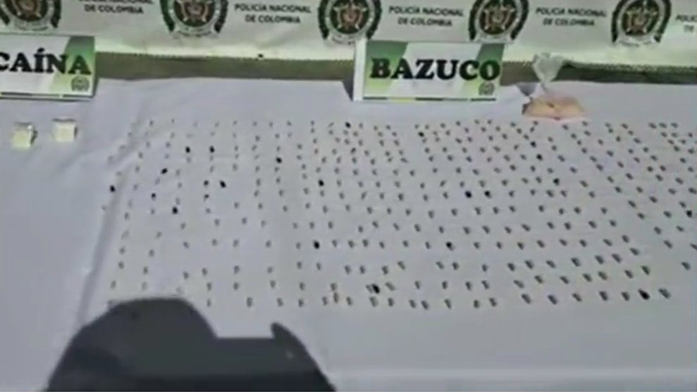 Cae la banda 'Los Ducaleños': vendían droga en Soacha Una peligrosa banda criminal fue desmantelada en las últimas horas. Las autoridades lograron capturar a ocho integrantes de 'Los Ducaleños', quienes se dedicaban a la venta de droga en los entornos escolares del municipio de Soacha.