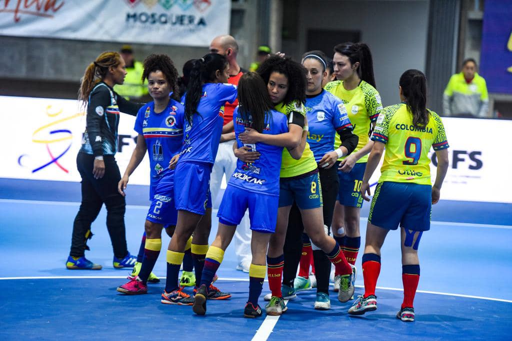 Colombia, con goleada, avanzó a la final del Mundial de Fútbol de Salón Femenino Arrolladora, así ha sido la participación de la Selección Colombia Femenina en el Mundial de Fútbol de Salón, que se disputa en Mosquera, Cundinamarca. Para la muestra un botón: este sábado el equipo dirigido por Willinton Ortiz avanzó a la final después de darle un baile y golear a Venezuela 6-0, en semifinales.