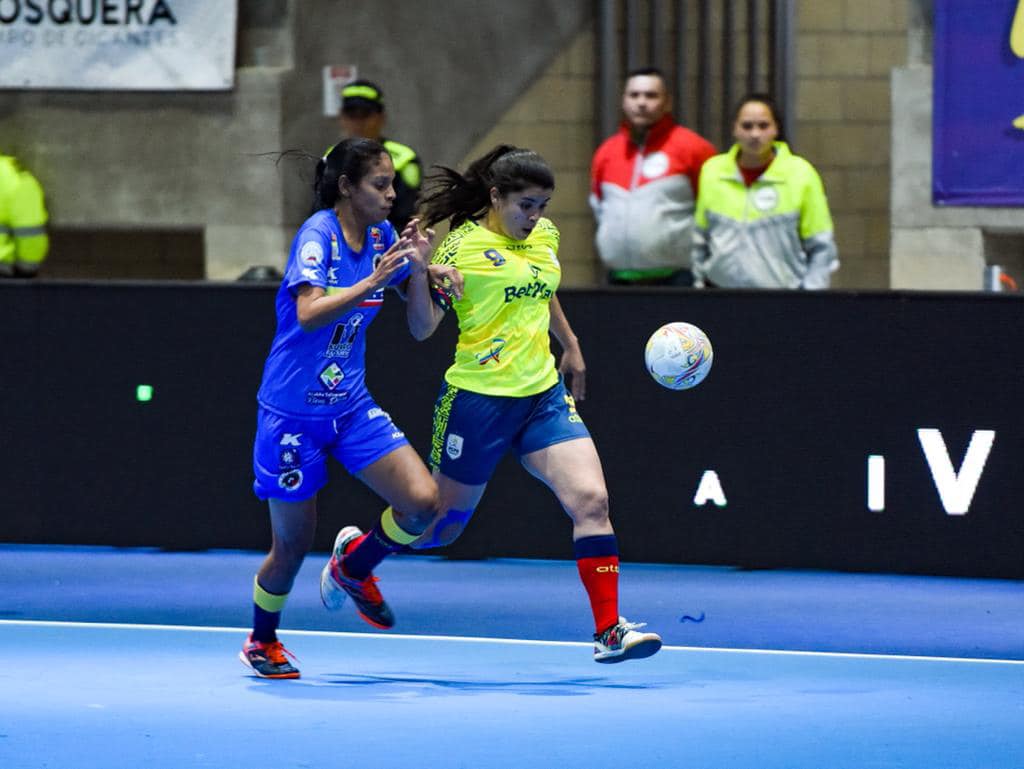 Colombia, con goleada, avanzó a la final del Mundial de Fútbol de Salón Femenino Arrolladora, así ha sido la participación de la Selección Colombia Femenina en el Mundial de Fútbol de Salón, que se disputa en Mosquera, Cundinamarca. Para la muestra un botón: este sábado el equipo dirigido por Willinton Ortiz avanzó a la final después de darle un baile y golear a Venezuela 6-0, en semifinales.