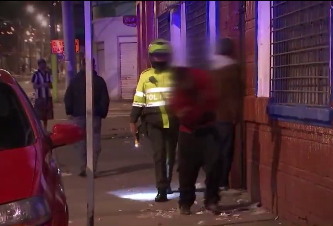 Habitantes de calle agarraron a piedra a un grupo de policías Con piedras y palos, habitantes de calle agredieron a un grupo de policías que estaba realizando un operativo de inspección en el barrio San Bernardo, en la localidad de Santa Fe.