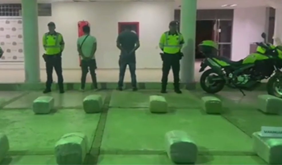 Más de media tonelada de marihuana fue incautada en la vía Girardot - Bogotá Tremendo cargamento de marihuana fue incautado por la Policía en medio de un operativo en la vía que conduce de Girardot a Bogotá, en el kilómetro 53.