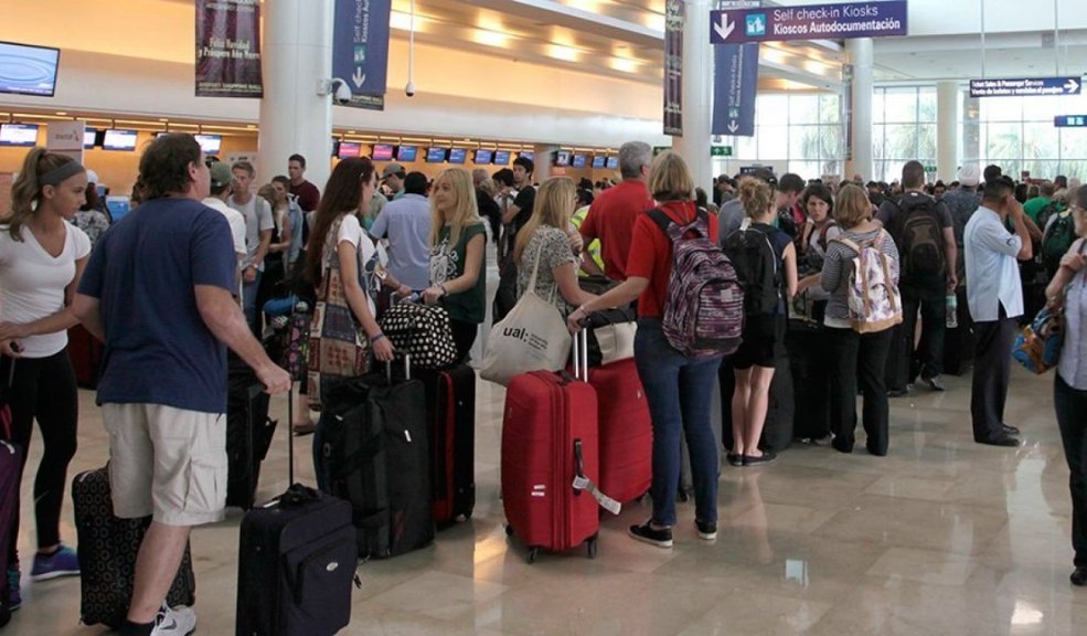 El calvario de colombianos para viajar a México No fue una o dos, fueron varias denuncias de colombianos en las que señalaron que son inadmitidos al llegar a los aeropuertos de México, incluso mencionaron que tienen todos los documentos en regla, pero aún así son tratados en condiciones deplorables.