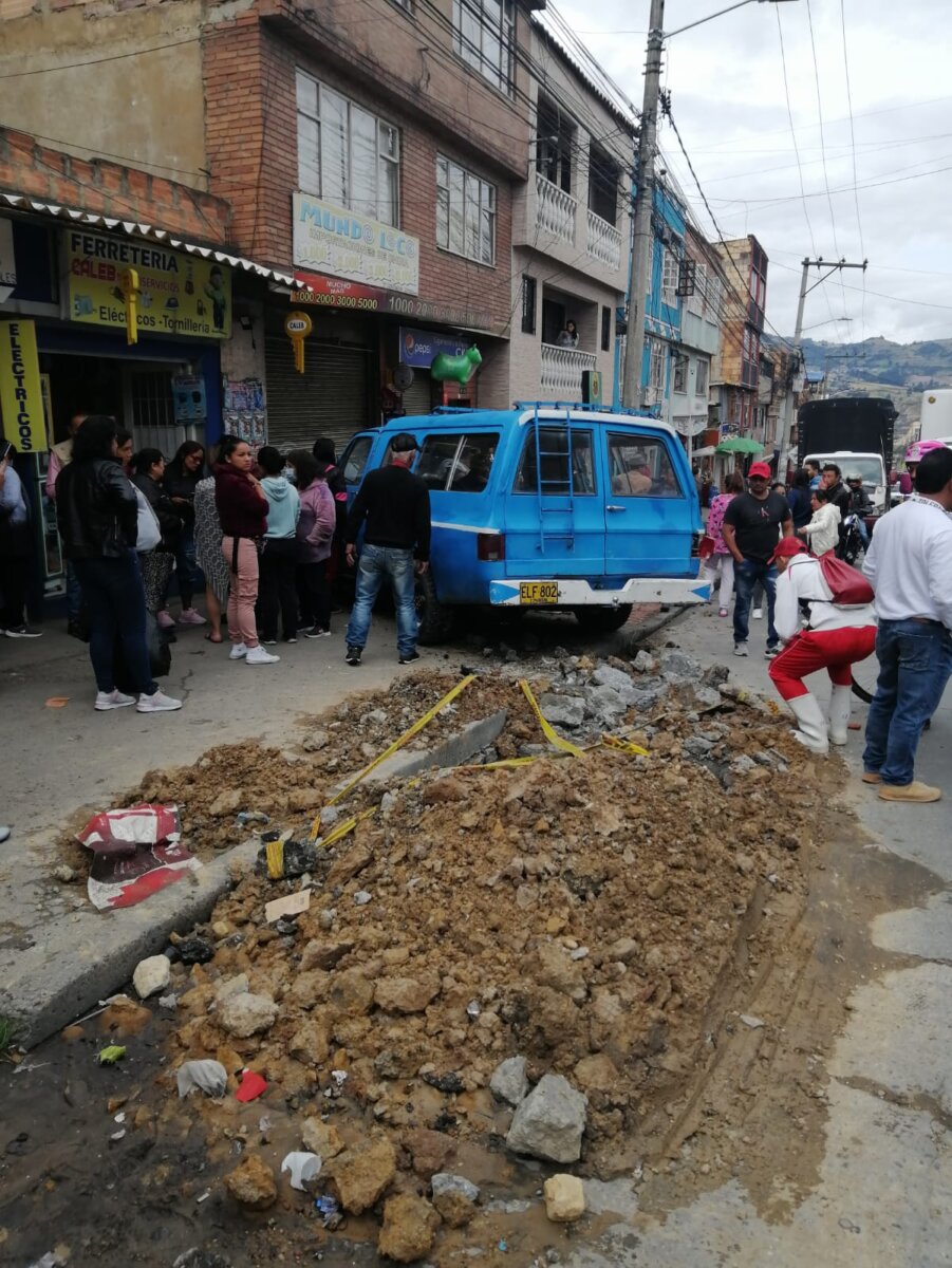 Vehículo sin frenos provocó fatal accidente en Usme A esta hora se registró un grave accidente en el sector de Yomasa, localidad de Usme, en el que una camioneta de servicio particular, sin frenos dio a parar en la fachada de una casa.