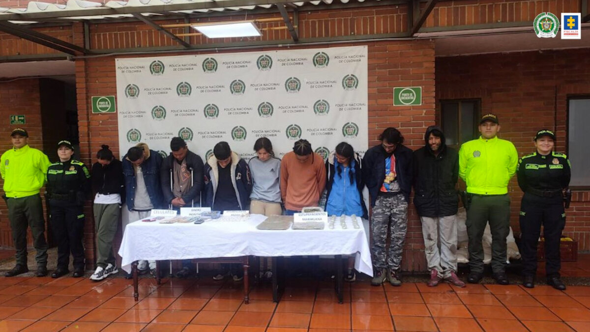 En la olla cayeron 'Los Tamales', dedicados al microtráfico en Bogotá Las autoridades lograron capturar a 8 personas integrantes de la banda conocida como 'Los Tamales', quienes aparentemente se hacían pasar por habitantes de calle para comercializar droga en la localidad de Rafael Uribe Uribe, sur oriente de Bogotá.