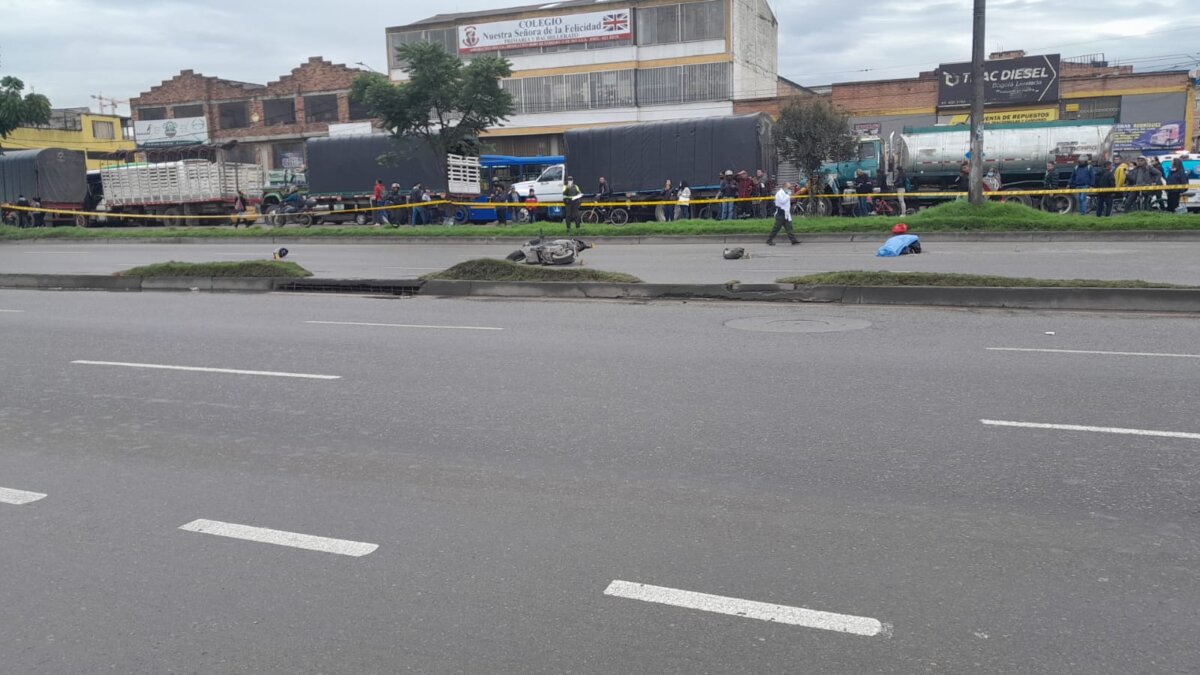 Motociclista perdió la vida en grave accidente en Kennedy Todo parece indicar que el motociclista perdió el control del vehículo y terminó chocando contra el bus y del impacto murió y quedó tendido en el pavimento.