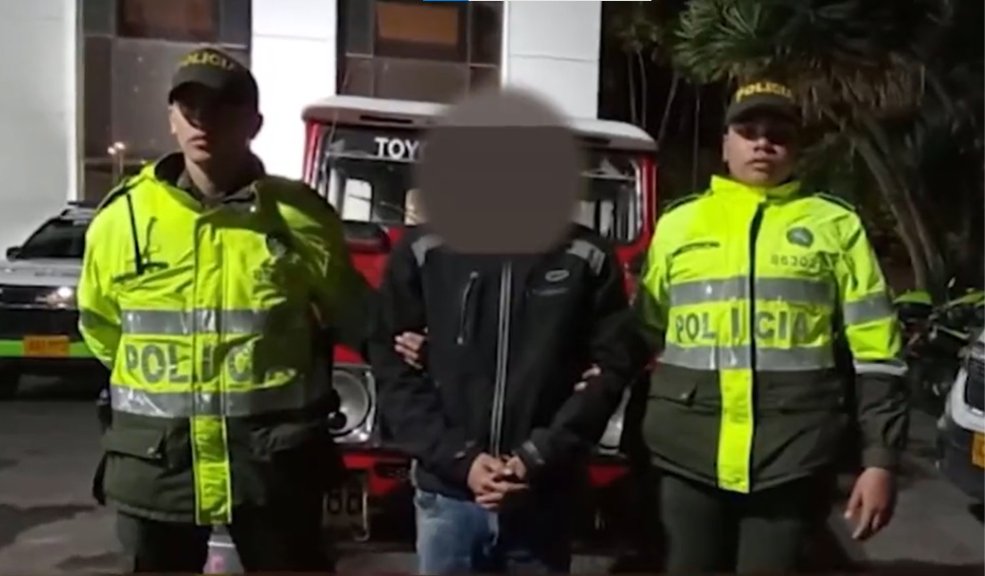 Capturan al bandido señalado de varios robos de vehículos en Usaquén En las últimas horas, la Policía Metropolitana de Bogotá, logró la captura de un bandido que se dedicaba al robo de vehículos en la localidad de Usaquén, norte de Bogotá.