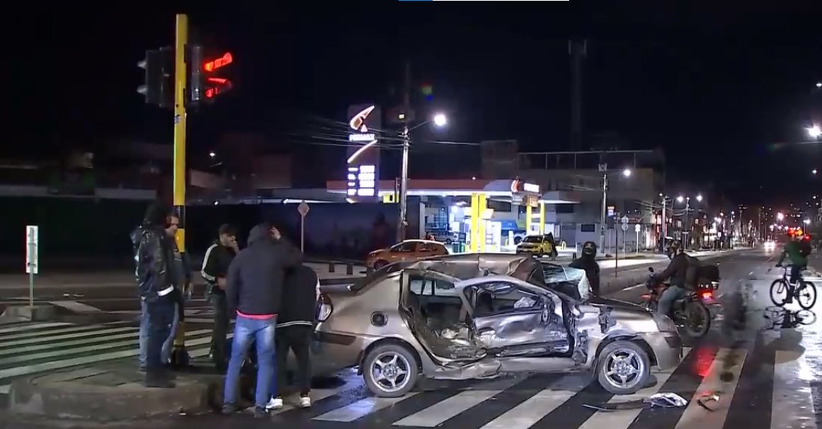 Imprudencia de un conductor, ocasionó grave accidente en Engativá Un grave accidente se presentó en el sector del Quirigua, occidente de la capital, cuando un imprudente conductor de un vehículo gris, se pasó un semáforo en rojo e impactó contra un furgón.