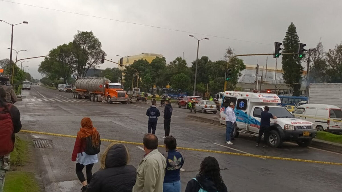 ¡Trágico! motera murió tras ser atropellada por un camión en Puente Aranda Un trágico hecho sorprendió a los capitalinos en la mañana de este viernes 18 de noviembre, en el que una motera murió tras ser arrollada por las primeras llantas de la cabina de un camión en la calle 13 con carrera 65, en la localidad de Puente Aranda.