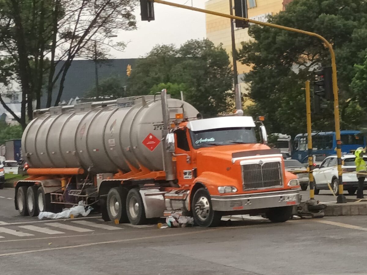 ¡Trágico! motera murió tras ser atropellada por un camión en Puente Aranda Un trágico hecho sorprendió a los capitalinos en la mañana de este viernes 18 de noviembre, en el que una motera murió tras ser arrollada por las primeras llantas de la cabina de un camión en la calle 13 con carrera 65, en la localidad de Puente Aranda.