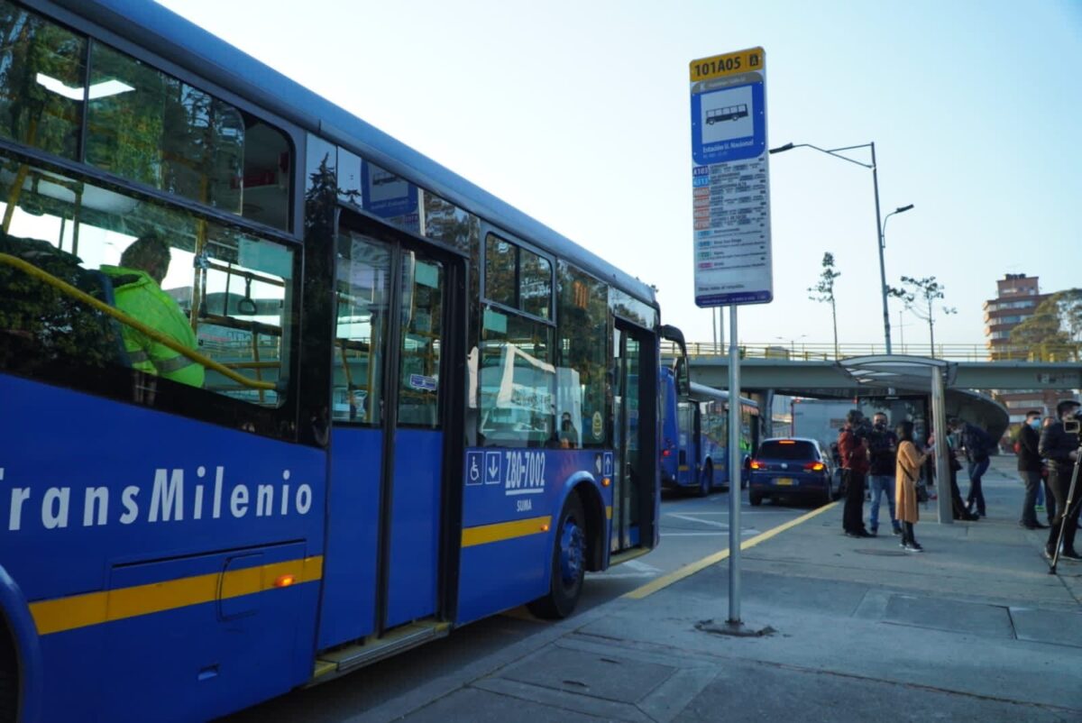 Bus del SITP se chocó contra un poste en Suba y dejó varias personas heridas