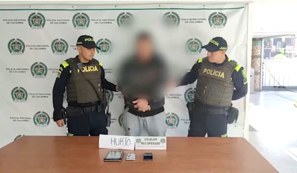 Con las manos en la masa: capturan a pillo que acababa de robar en Barrios Unidos La policía de Bogotá logró la captura de un sujeto que acababa de robar a un hombre en la localidad de Barrios Unidos.