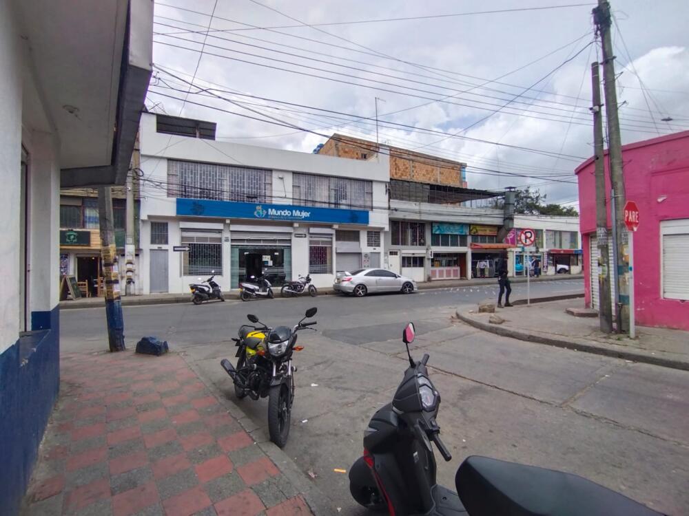 Carro fantasma acabó con la vida de peatón en Ciudad Bolívar Todo un misterio es el paradero de un vehículo fantasma por el sector de Lucero Alto, en la localidad de Ciudad Bolívar, luego de que en la madrugada de ayer se presentó  un accidente del cual nadie fue testigo dada la hora en que se presentó.